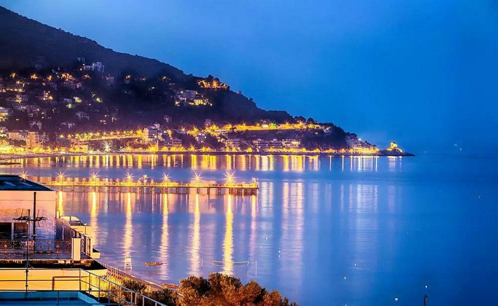 Top Relax Apartman Alassio Kültér fotó